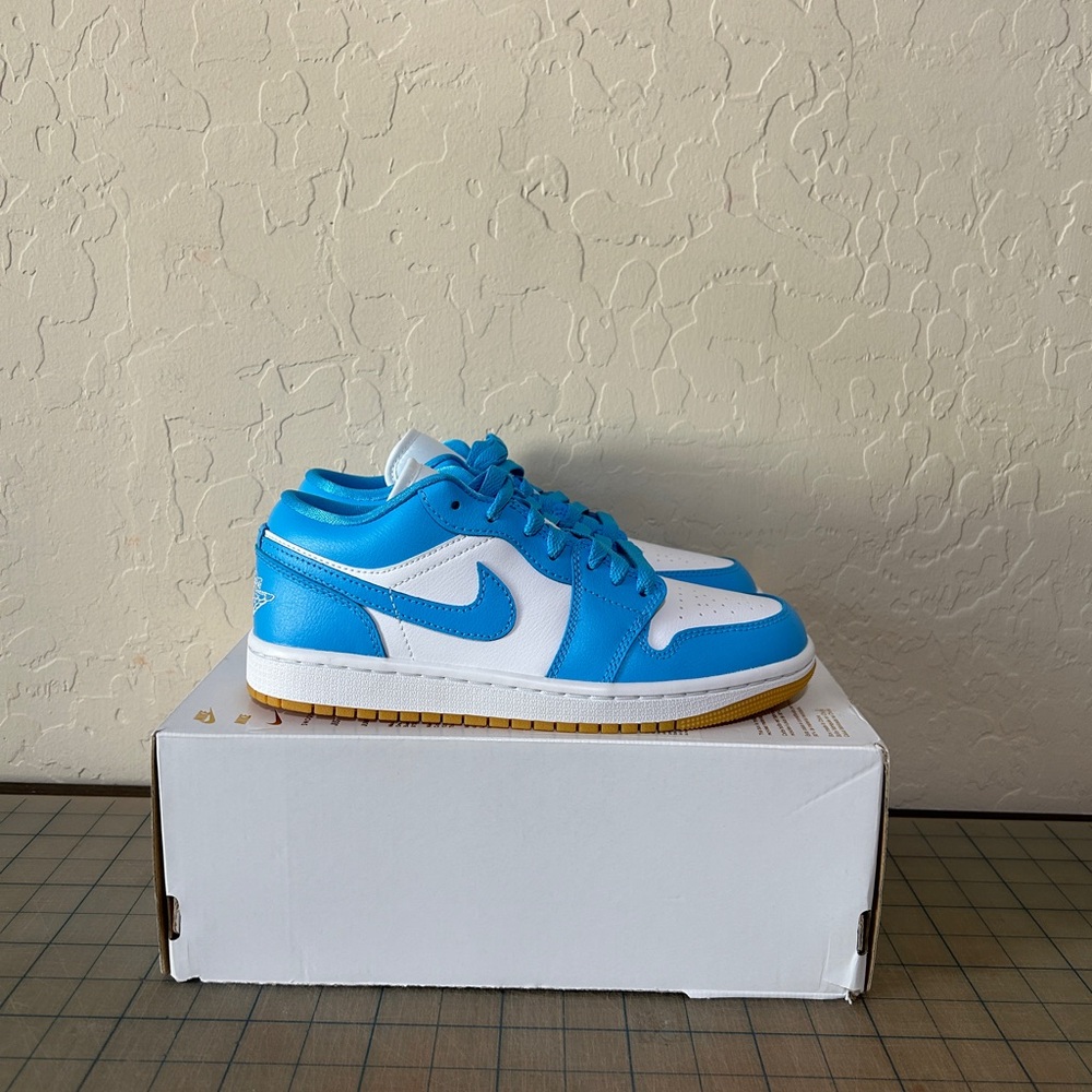 Jordan 1 Low ‘White Gum Light Brown Dark Powder Blue’ Womens - Picture 3 of 6